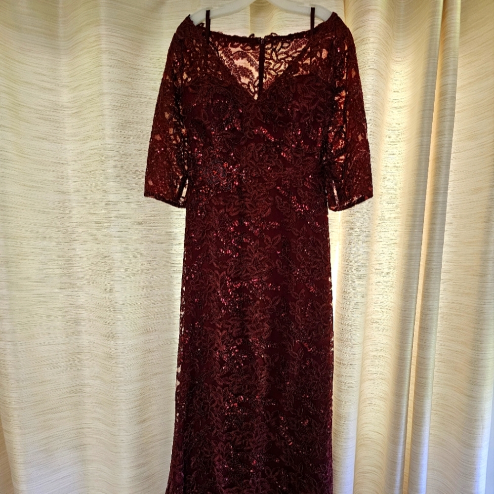 Elegant Burgundy Mother Of The Bride Lace Dress With Sequins